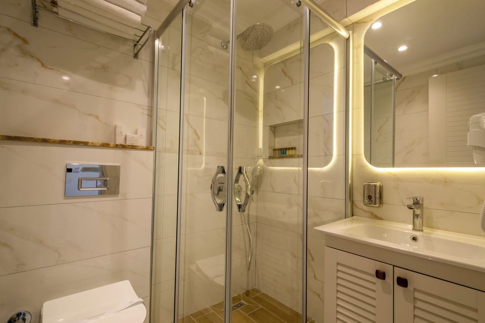 Triple Room, Multiple Beds, Non Smoking, Sea View | Bathroom | Shower, rainfall showerhead, hair dryer, slippers