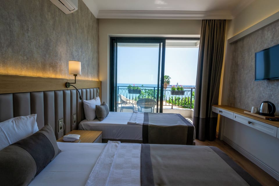 Twin Room, 2 Twin Beds, Non Smoking, Sea View | Minibar, in-room safe, blackout drapes, soundproofing