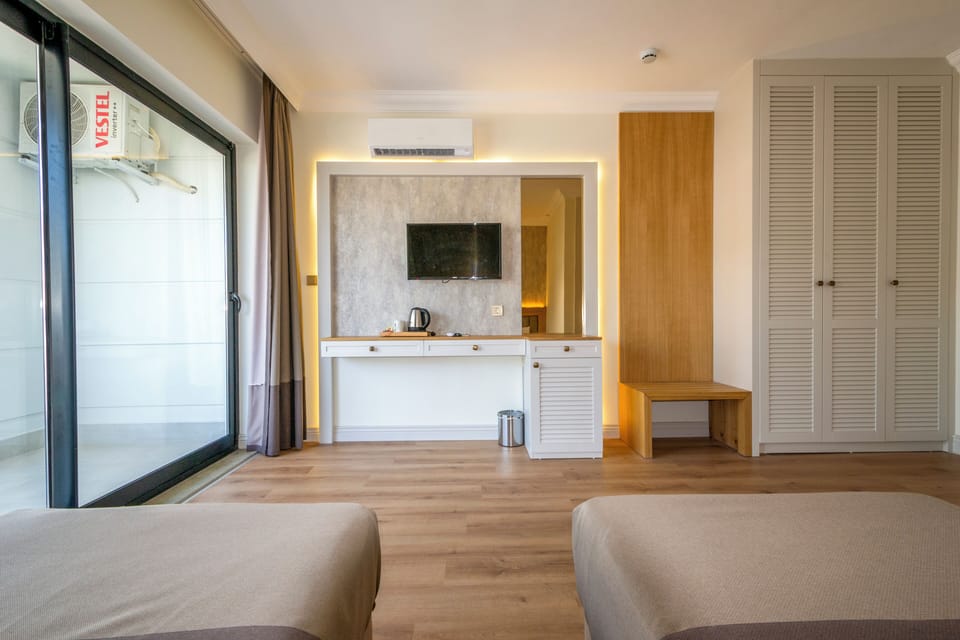 Twin Room, 2 Twin Beds, Non Smoking, City View | Minibar, in-room safe, blackout drapes, soundproofing