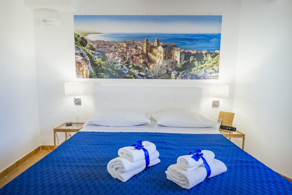 Deluxe Double Room, Sea View | Minibar, individually decorated, desk, soundproofing