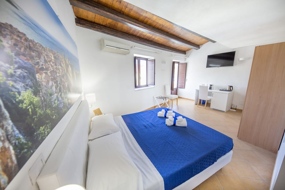 Deluxe Double Room, Sea View | Minibar, individually decorated, desk, soundproofing