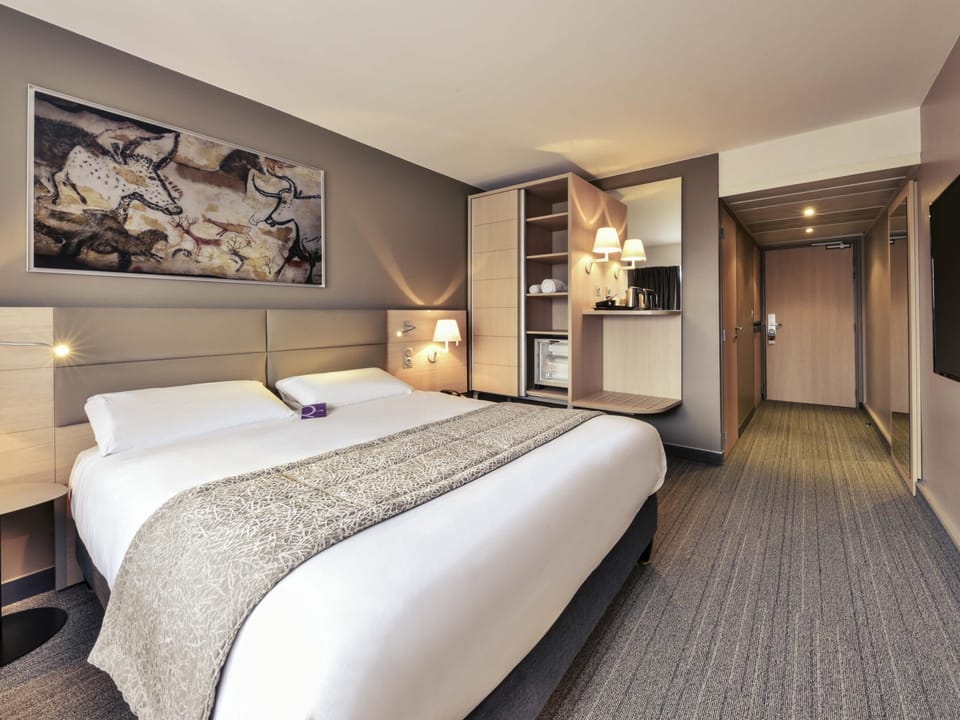 Classic Room, 1 Double Bed (Shower) | In-room safe, desk, blackout drapes, soundproofing