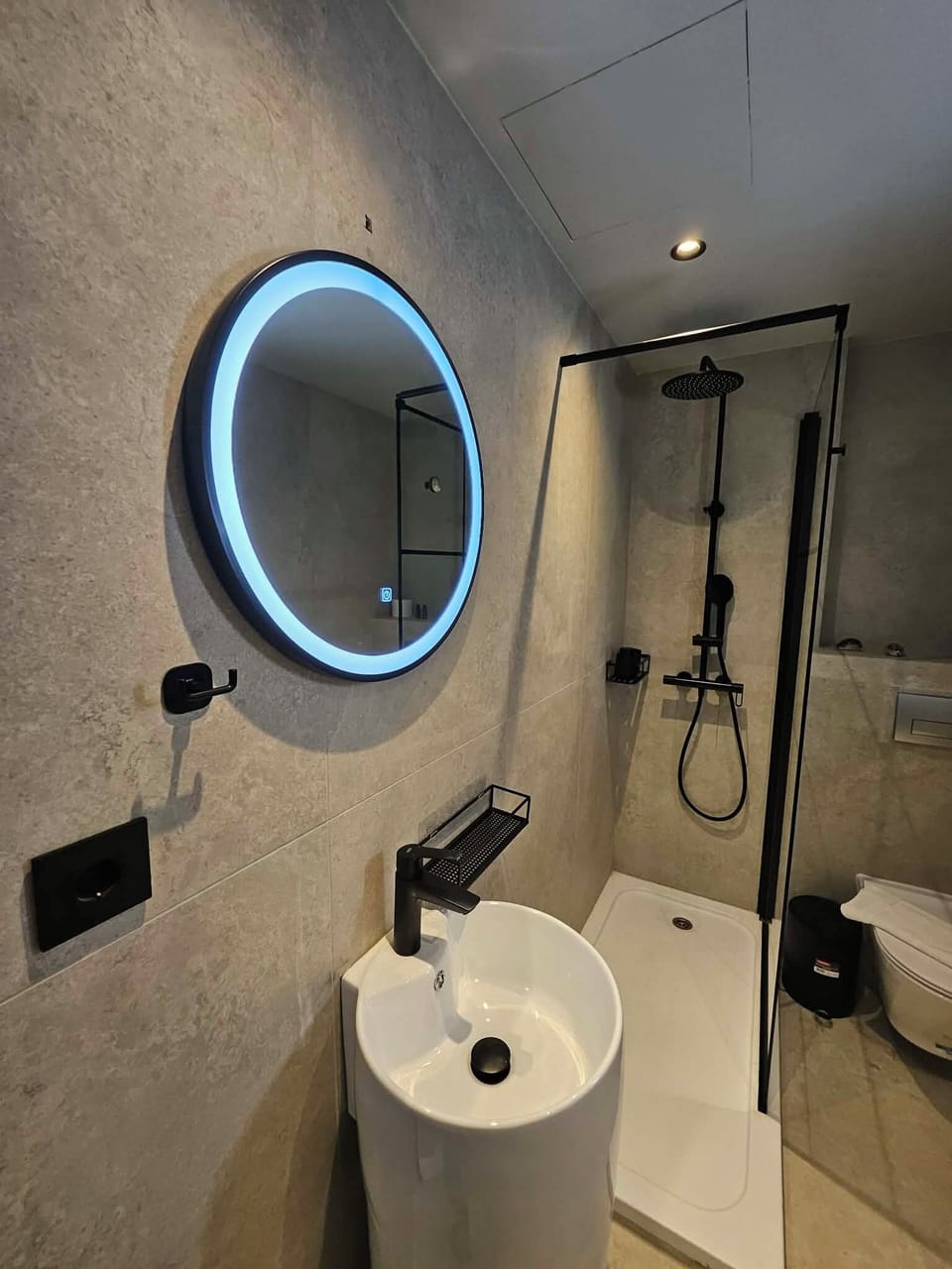 B6 Superior Suite with Balcony | Bathroom | Shower, rainfall showerhead, free toiletries, hair dryer