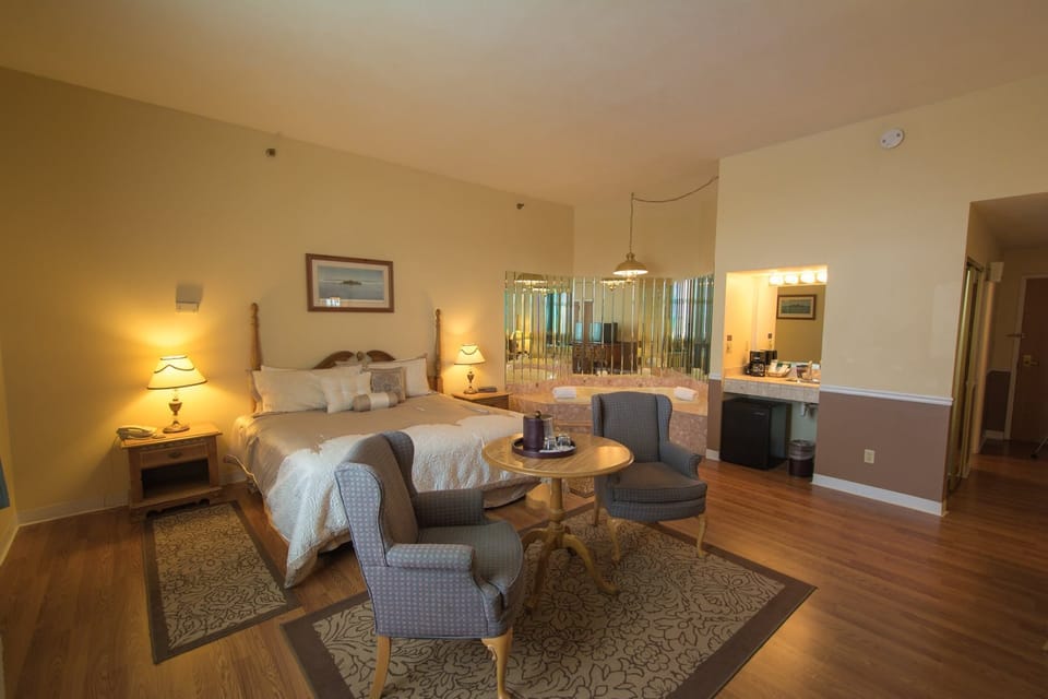 Superior Room, 1 King Bed, Jetted Tub | Living area | Flat-screen TV