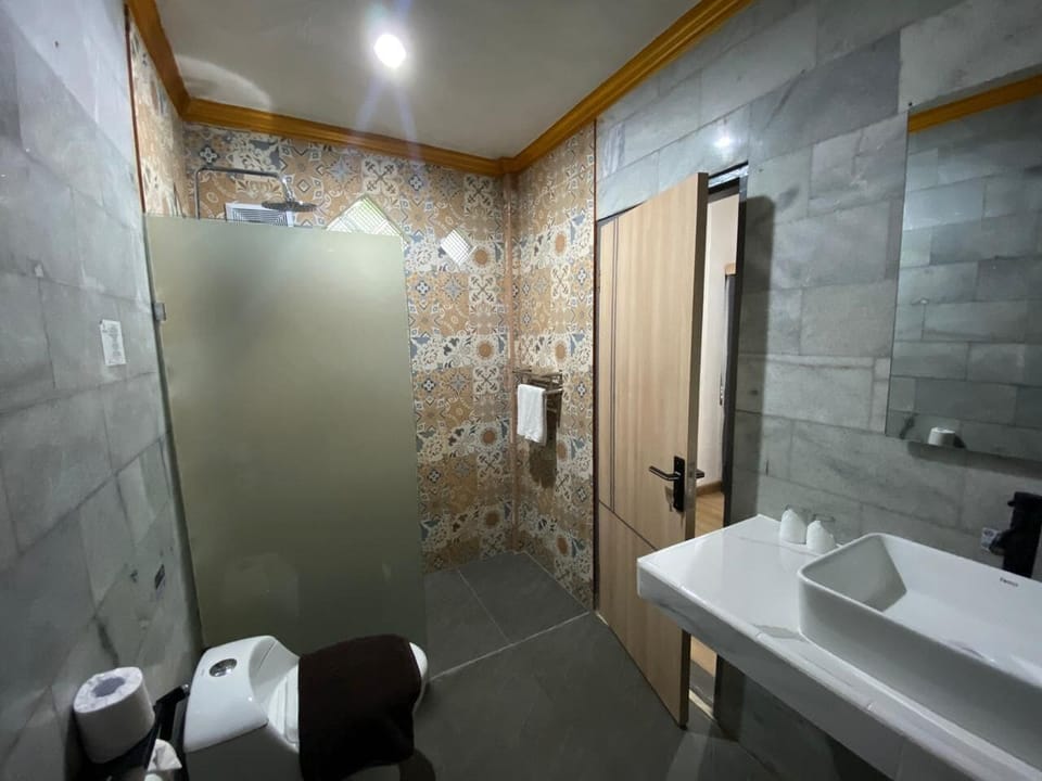 Melasti Garden Pool View | Bathroom | Shower, hair dryer, towels, soap