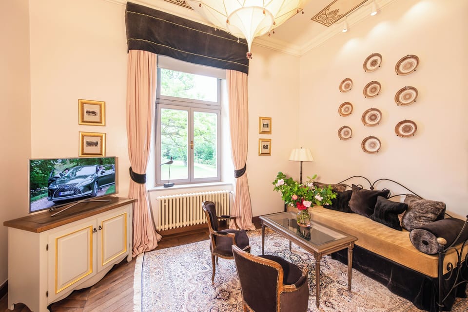 Luxury Suite | Hypo-allergenic bedding, minibar, in-room safe, individually decorated