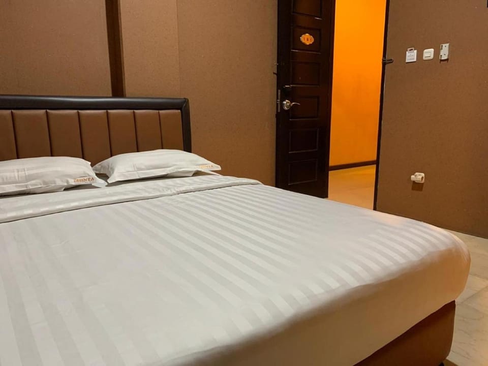 Premium bedding, in-room safe, desk, free WiFi