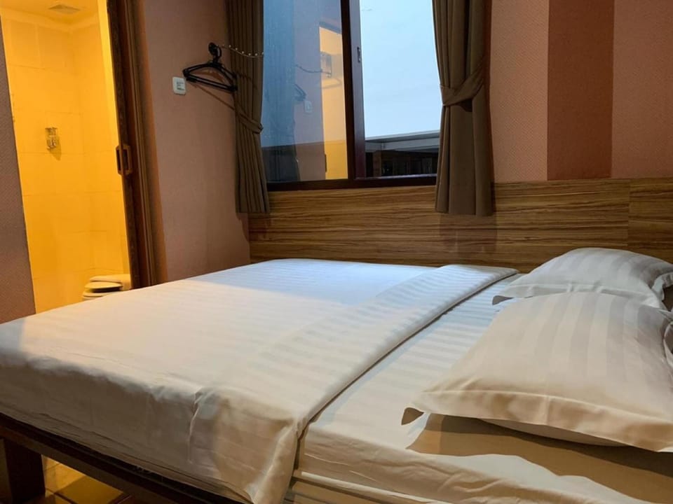 Premium bedding, in-room safe, desk, free WiFi