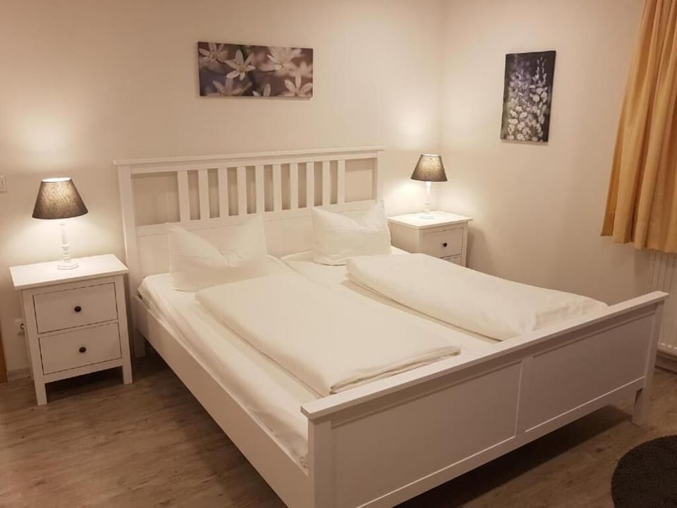 großes Doppelzimmer | Desk, free WiFi, bed sheets