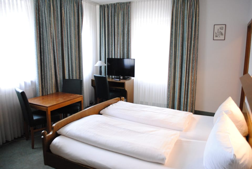 Economy Double Room | Desk, free WiFi, bed sheets