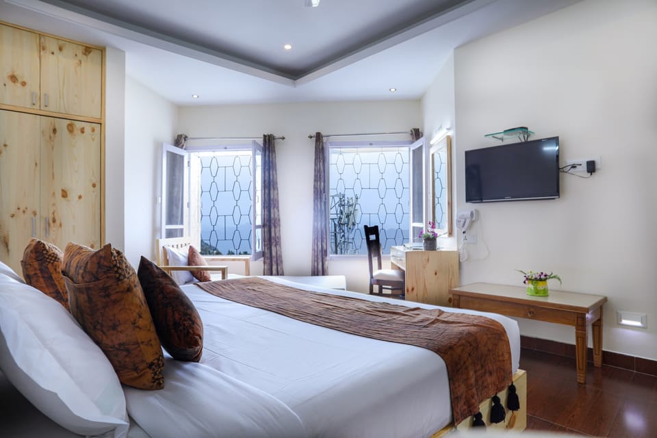 Deluxe Himalayan View | Desk, laptop workspace, iron/ironing board, free WiFi