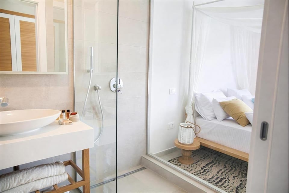 Deluxe Double Room, Balcony, Side Sea View | Bathroom | Designer toiletries, hair dryer, bathrobes, slippers