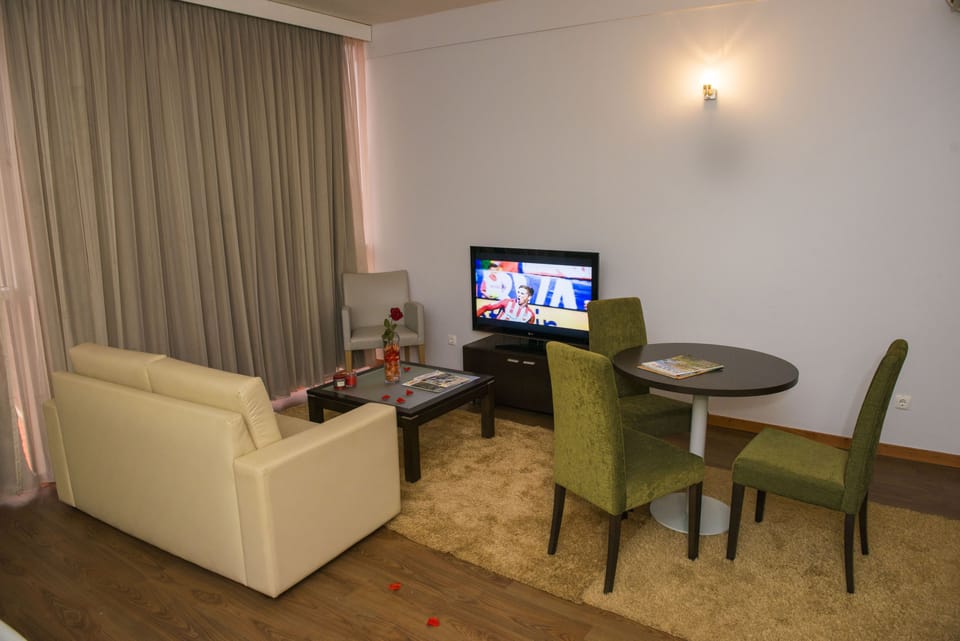 Suite | 1 bedroom, minibar, desk, blackout drapes