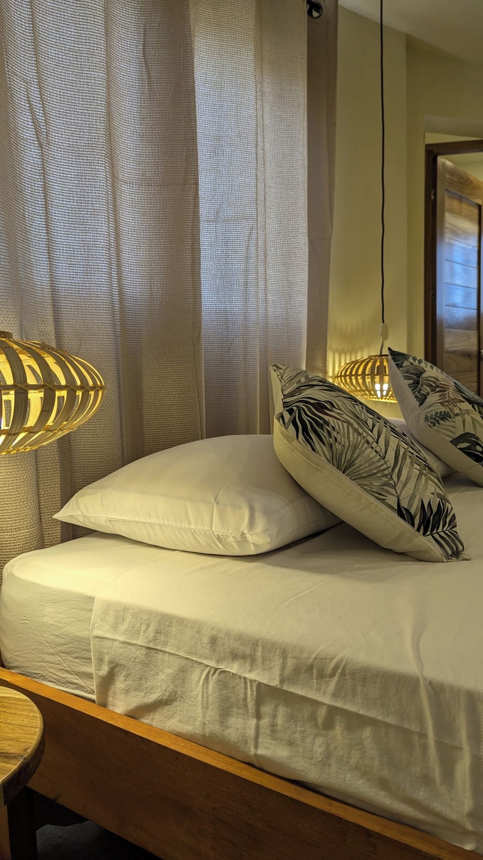 Premium bedding, desk, soundproofing, WiFi (free)
