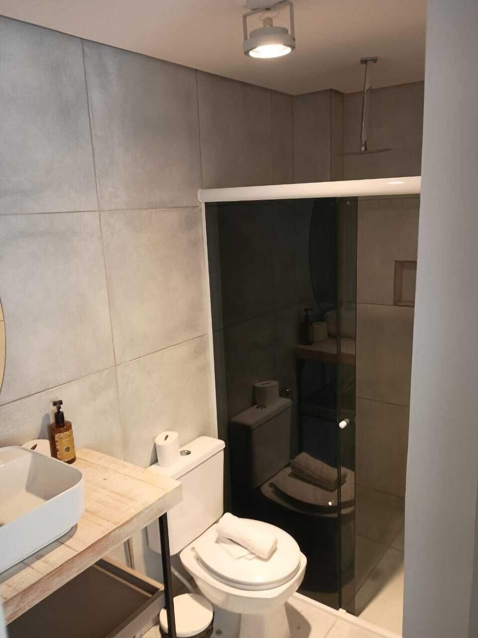 Premium Room, 1 King Bed | Bathroom | Shower, hair dryer, bidet, towels