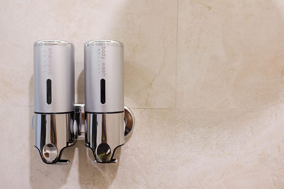 Suite | Bathroom | Shower, free toiletries, hair dryer, slippers