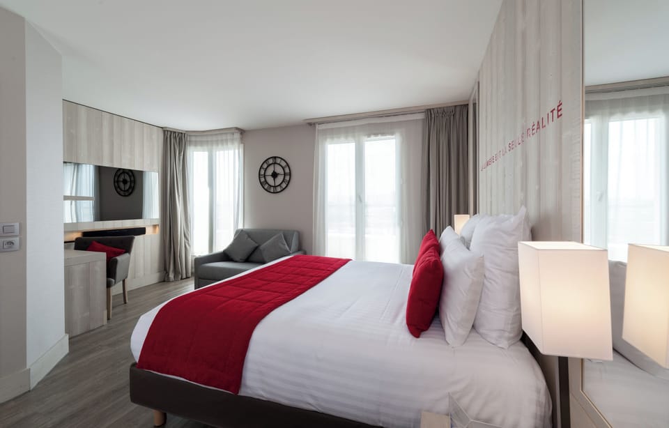 Suite 209 | Premium bedding, in-room safe, desk, laptop workspace