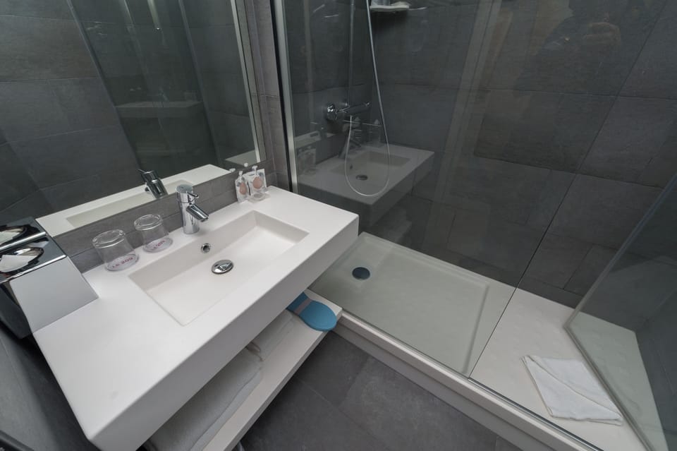 Rainfall showerhead, hair dryer, towels, soap