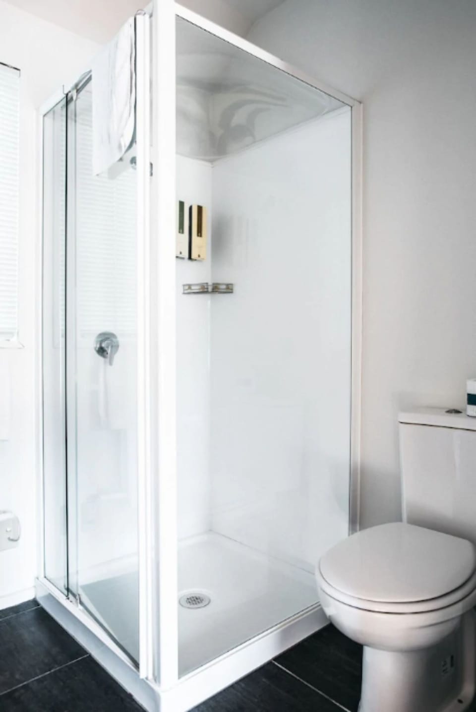 Studio Unit | Bathroom | Shower, free toiletries, hair dryer, towels