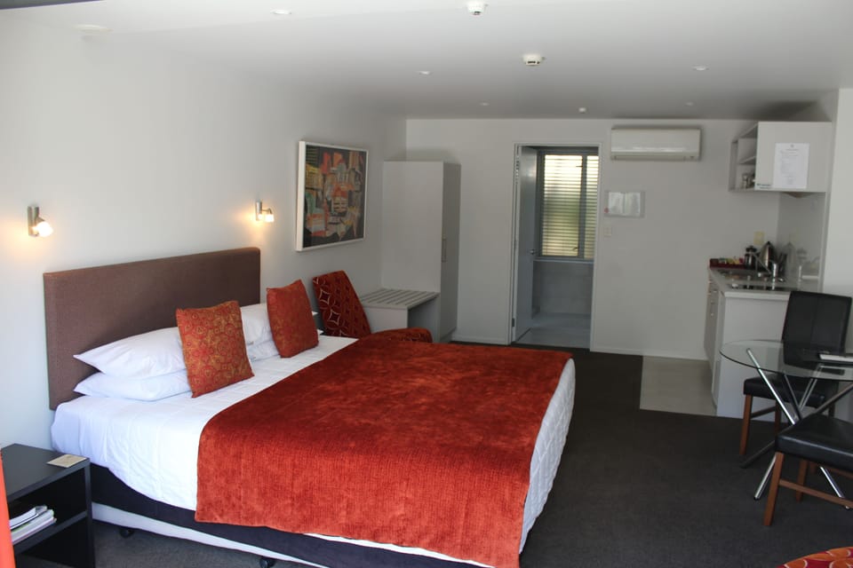 Executive Studio Unit  | Iron/ironing board, cribs (free), WiFi (free), bed sheets