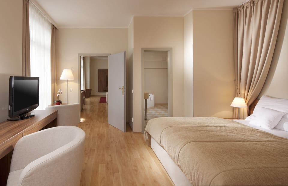 Suite, 1 Double Bed | Minibar, in-room safe, desk, blackout drapes