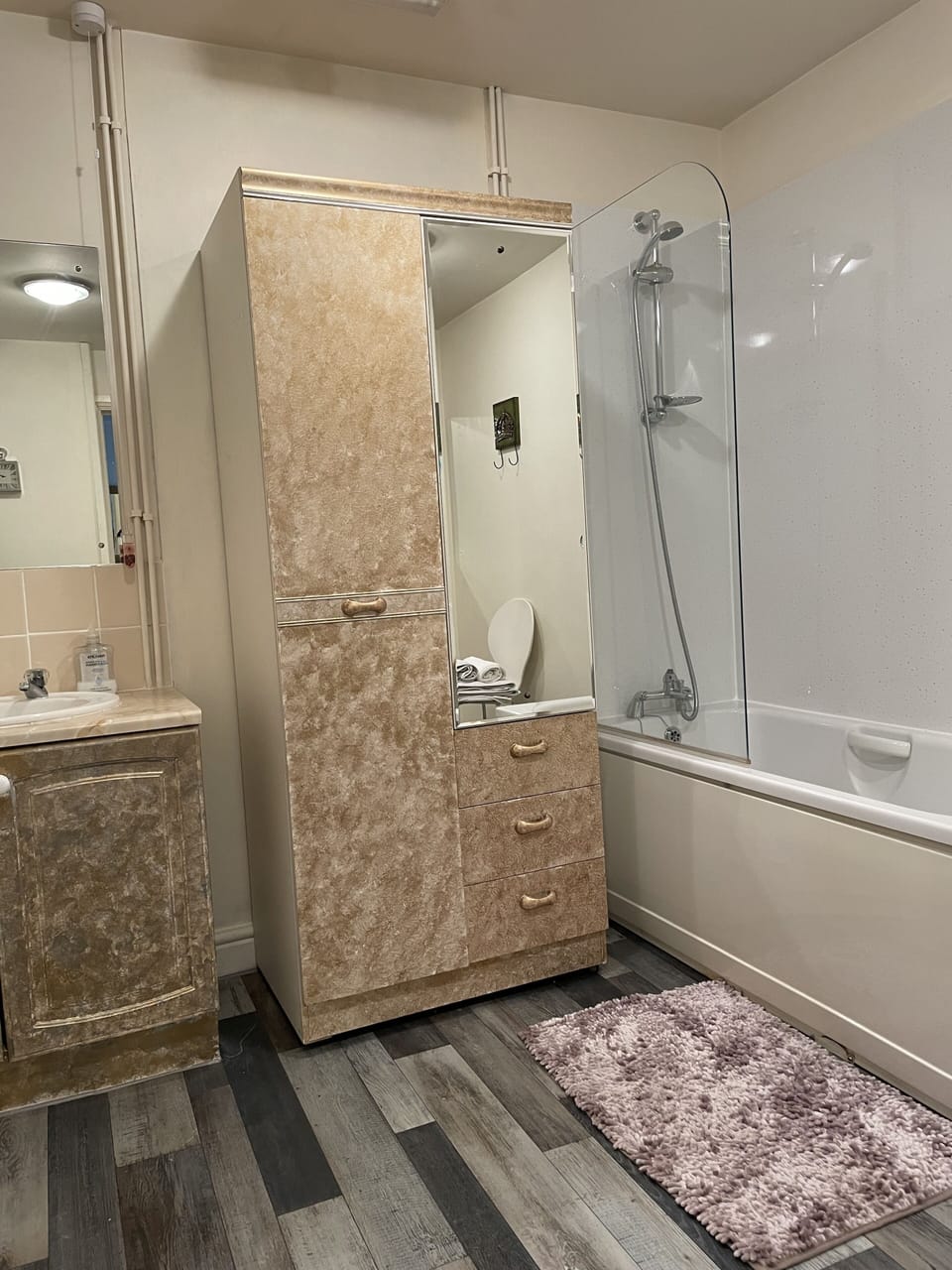Twin Room, Bathtub | Bathroom | Free toiletries, hair dryer, towels