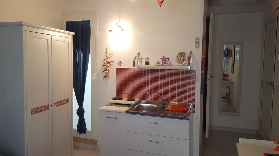 Fridge, espresso maker, coffee/tea maker, electric kettle