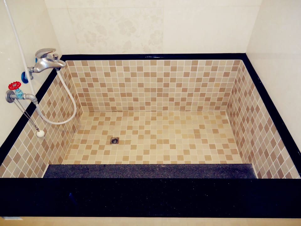 Deluxe Quadruple Room | Deep soaking bathtub