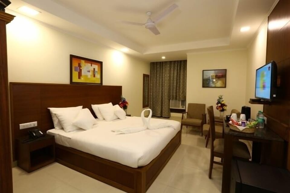 Deluxe Room, 1 King Bed | Premium bedding, in-room safe, desk, blackout drapes