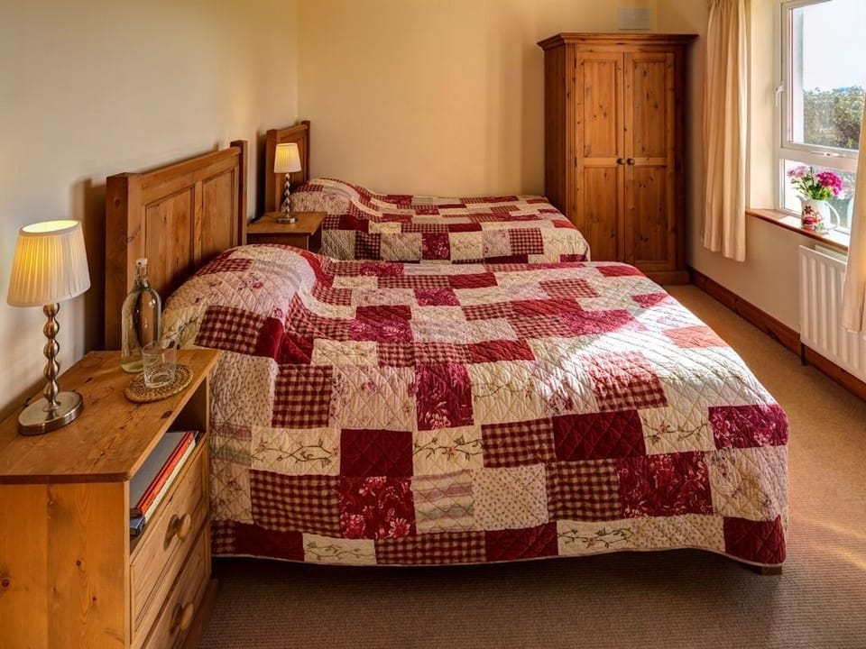 Twin Room, Ensuite, Sea View | Free WiFi