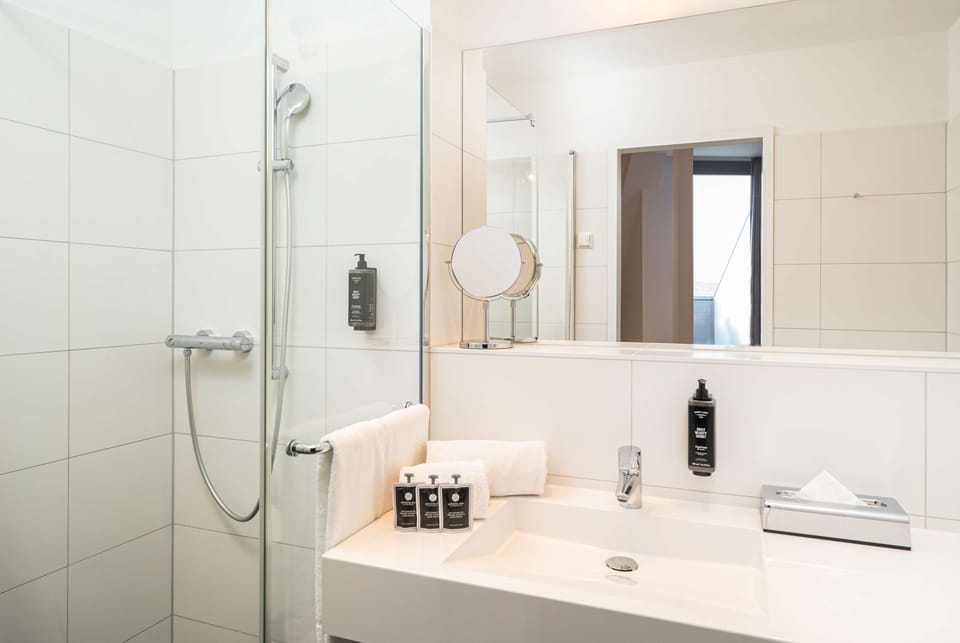 Superior Triple Room | Bathroom | Shower, eco-friendly toiletries, towels