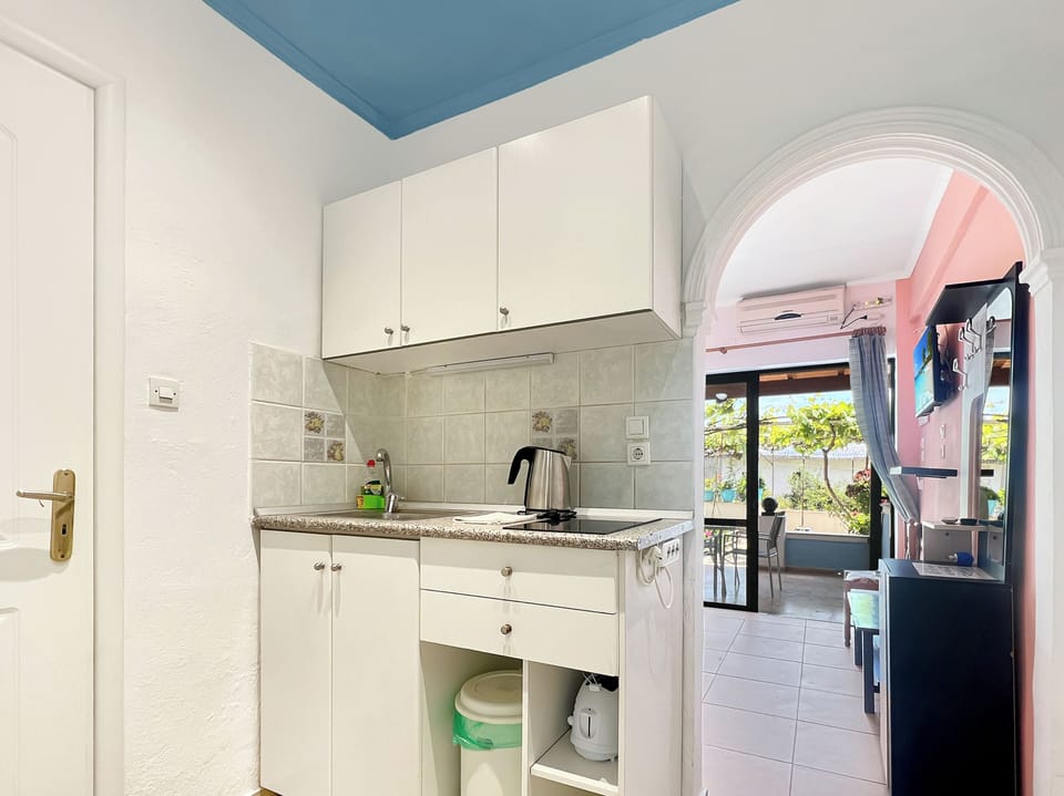 Family Apartment | Private kitchenette | Fridge, microwave, oven, stovetop