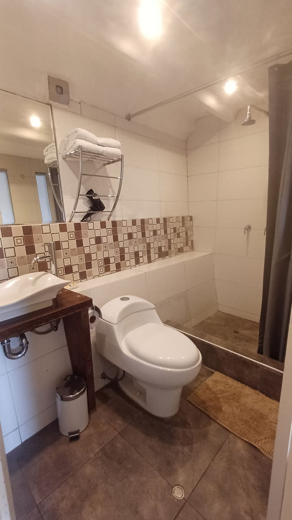 Triple Room | Bathroom | Shower, rainfall showerhead, free toiletries, hair dryer