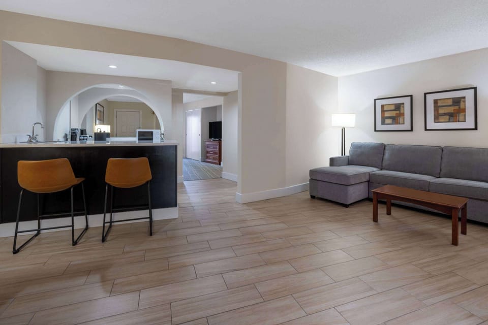 Suite, 1 King Bed, Non Smoking, Pool View (One-Bedroom) | Premium bedding, pillowtop beds, in-room safe, desk