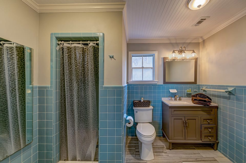 Executive Studio Suite, 1 King Bed (Mae-Mae's Bedroom) | Bathroom | Free toiletries, towels