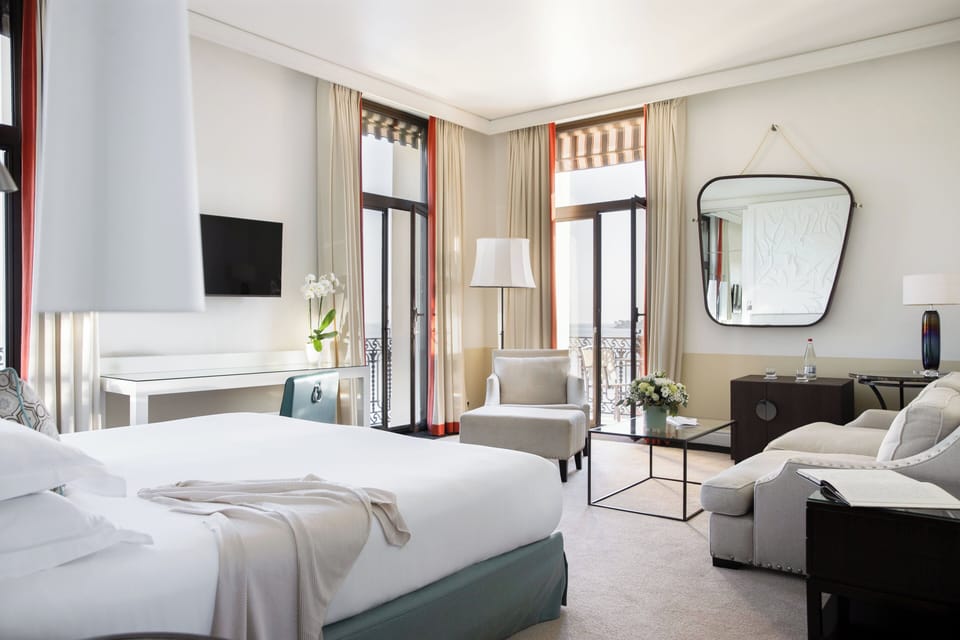 Premium bedding, free minibar, in-room safe, desk