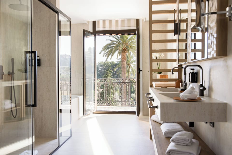 Junior Suite, Sea View | Bathroom | Designer toiletries, hair dryer, bathrobes, slippers