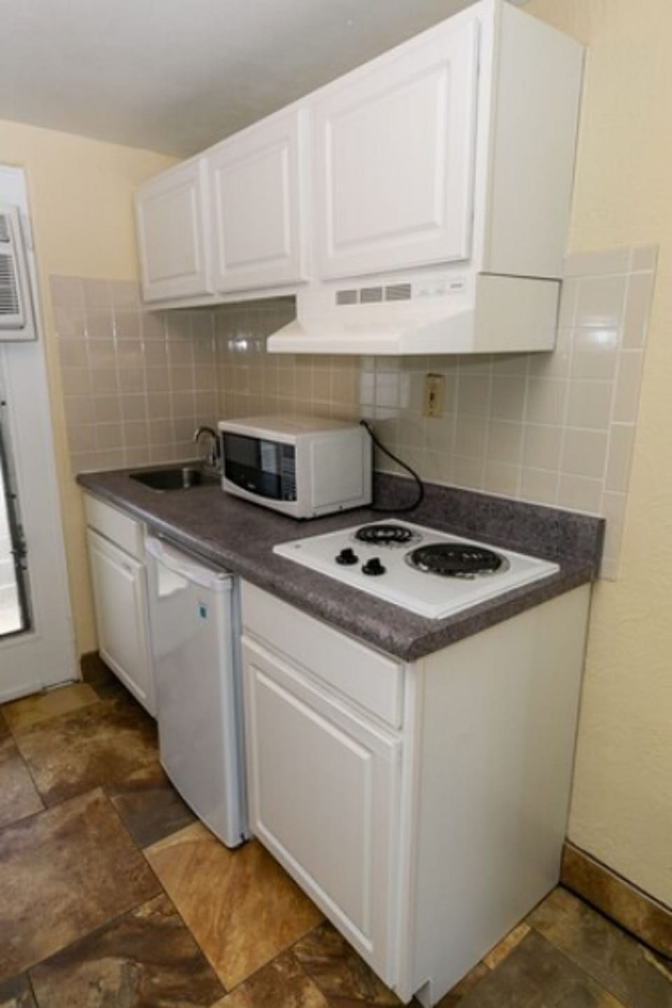 Single Room, Non Smoking | Private kitchenette | Fridge, microwave