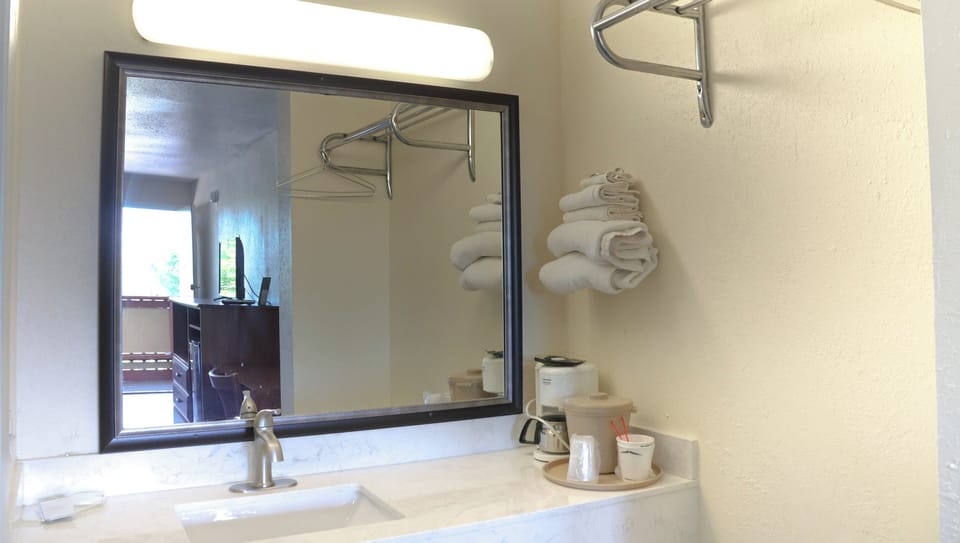 Combined shower/tub, hair dryer, towels