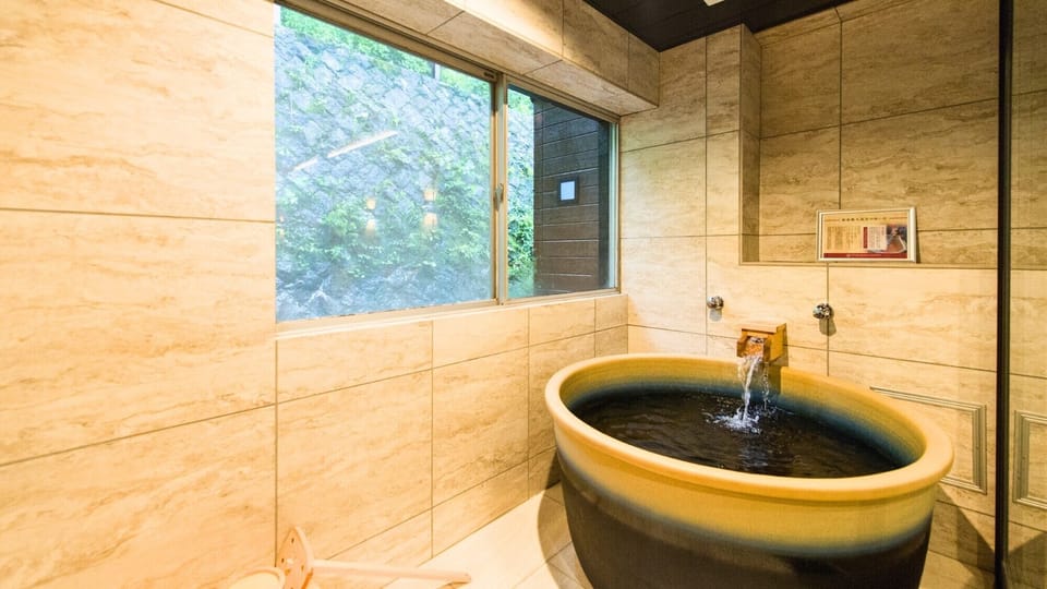 Combined shower/tub, spring water tub, free toiletries, hair dryer
