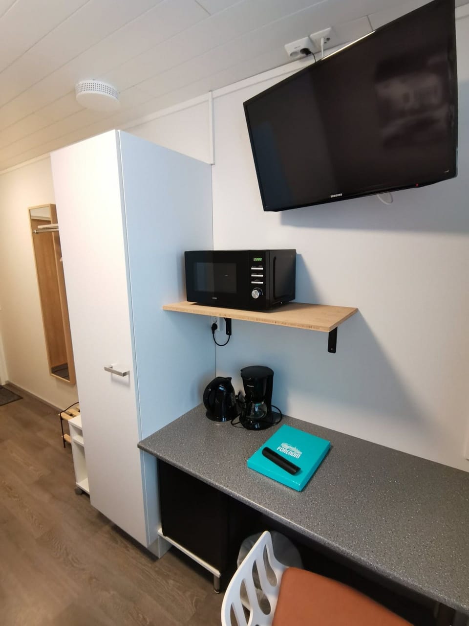 Compact Single Room | Desk, WiFi (free)