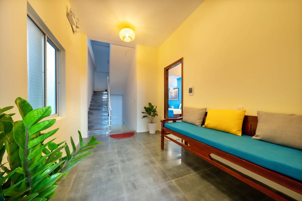 Classic Apartment | Lobby sitting area