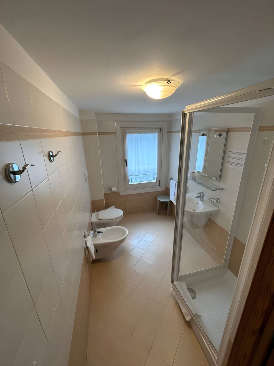 Triple Room | Bathroom | Shower, free toiletries, hair dryer, bidet