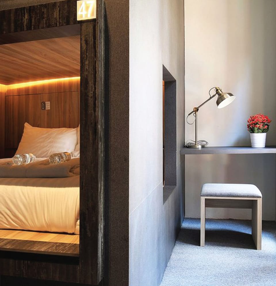 Single Capsule | In-room safe, desk, soundproofing, iron/ironing board