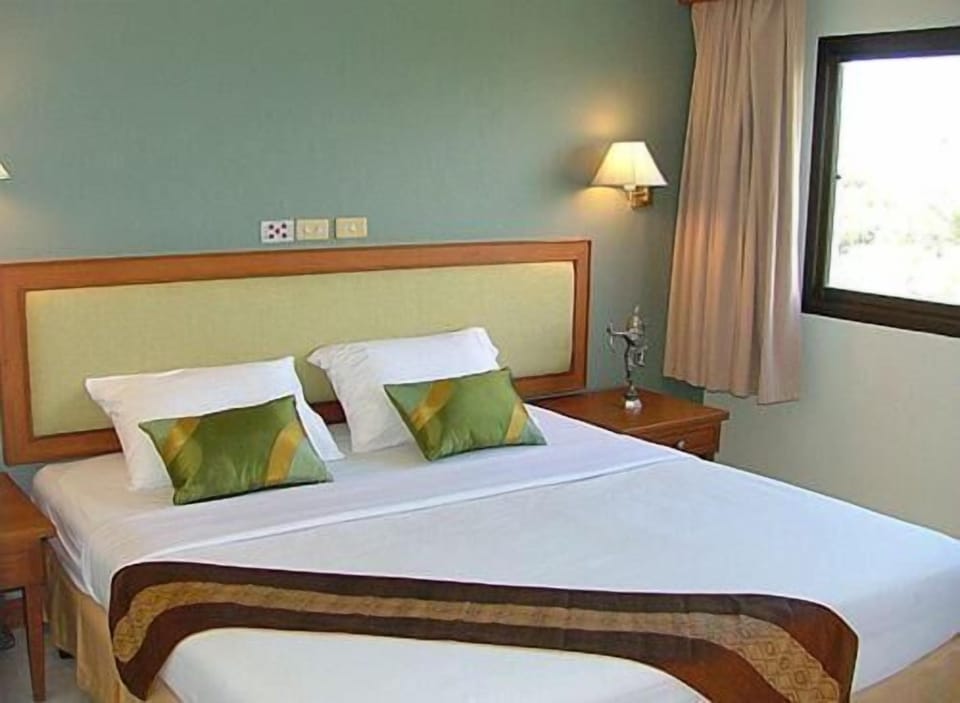 In-room safe, desk, free WiFi