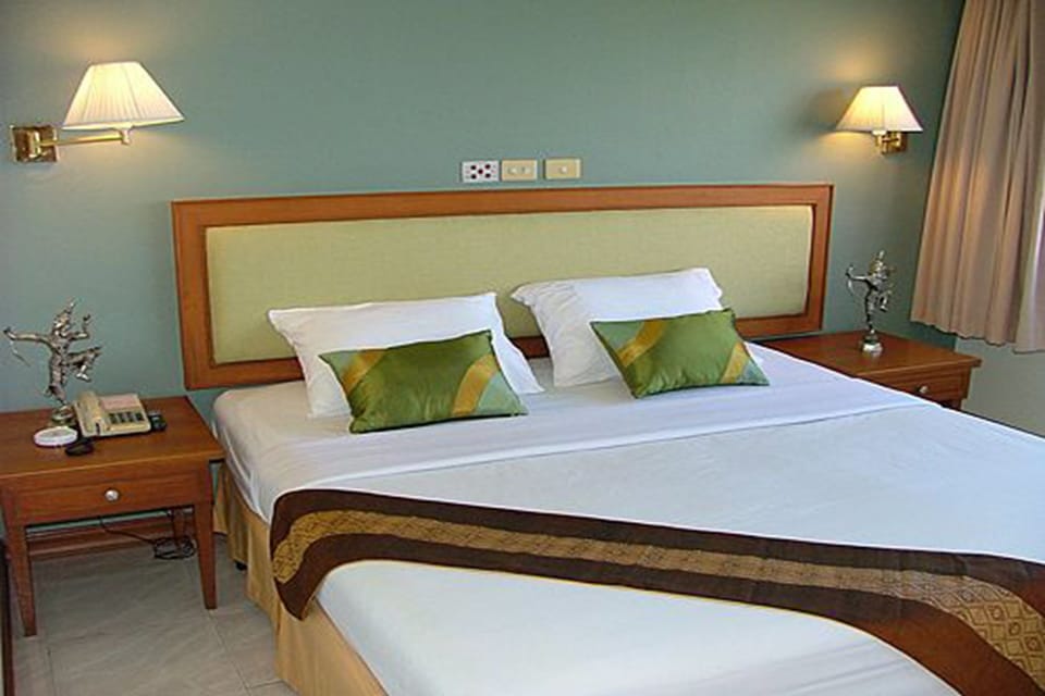 Standard Room, 1 King Bed | In-room safe, desk, free WiFi