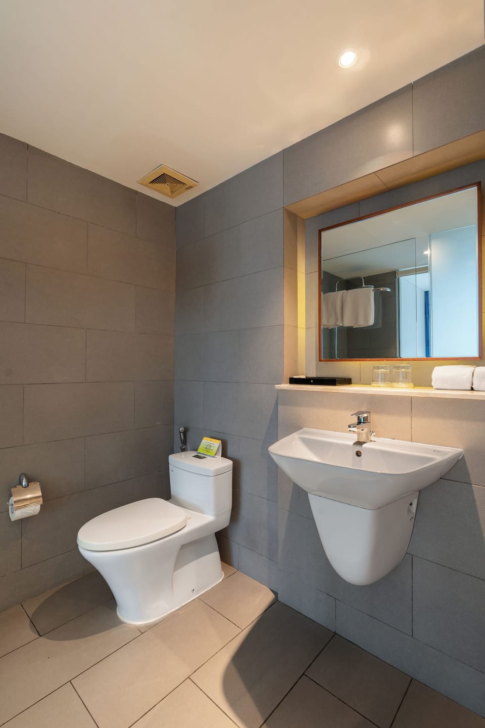 Executive Deluxe | Bathroom | Shower, rainfall showerhead, eco-friendly toiletries, hair dryer