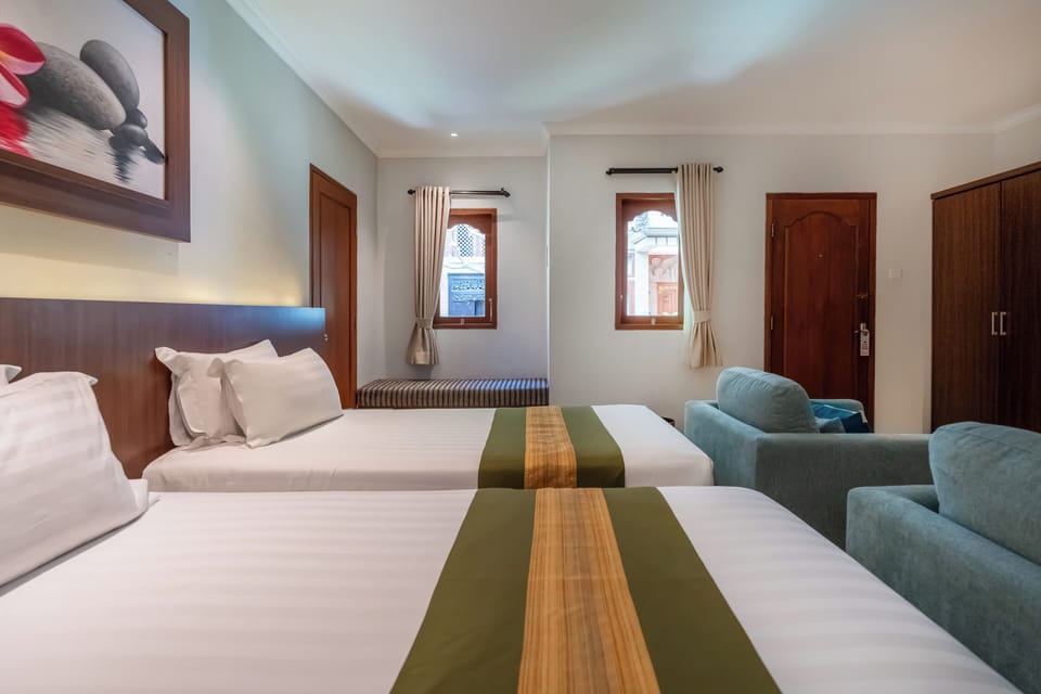 Deluxe Room | Minibar, in-room safe, free cribs/infant beds, rollaway beds