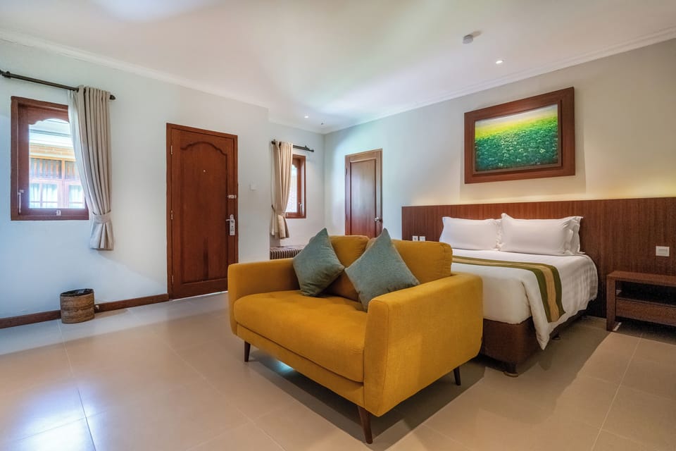Deluxe Room | Minibar, in-room safe, free cribs/infant beds, rollaway beds