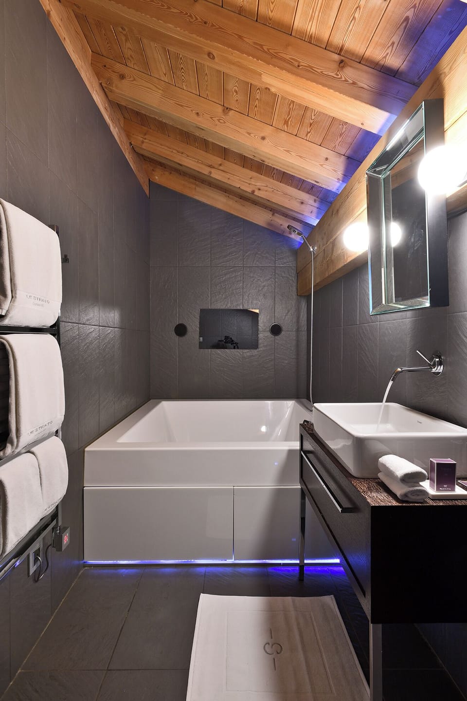 Luxury Duplex | Bathroom | Combined shower/tub, hair dryer, bathrobes, slippers